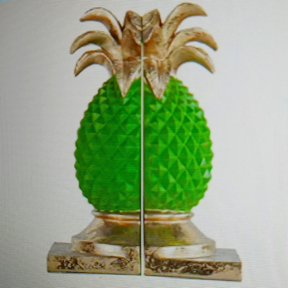 Absolutely gorgeous set of pineapple ornate book Ends. NWT!